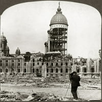 Земетресение в Сан Франциско. Nthe руини на кметството с фотограф, използващ камера на статив, след земетресението на април 1906 г. Стереограф, 1906. Плакат печат от колек?