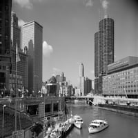 Река Чикаго от 60 -те години от река Мичиган Авеню Слънце Таймс Сгради отдясно и лодки в речен печат от Vintage Collection