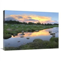 в. Облаци и залез се отразяват в потока, Hellroing Plateau, Montana Art Print - Тим Фицхарис
